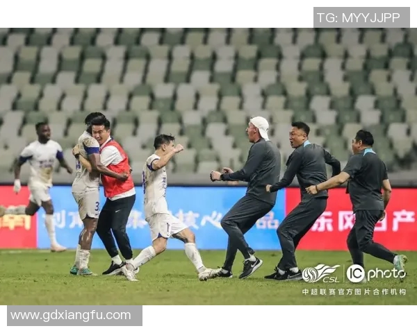 广岛三箭与东京队激战正酣比分悬念持续引发球迷热议